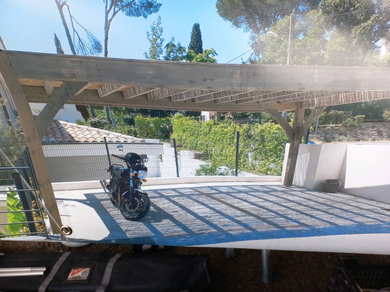 Installation d'un carport  en bois dans une villa individuelle de Montpellier à côté de Saint Clément de Rivière