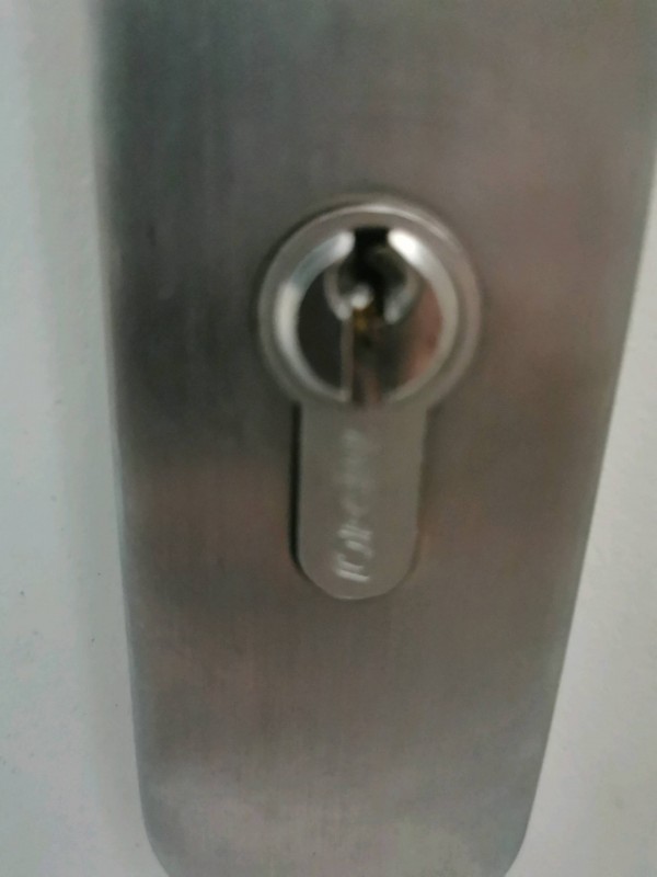 Où trouver un serrurier d'urgence si je casse la serrure de ma porte sur lattes proche de Montpellier